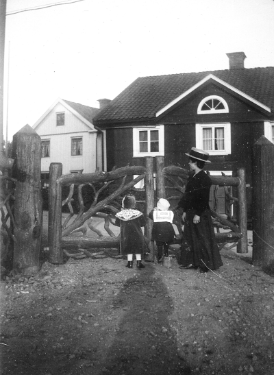 "Maddi o Henrik o barnsköt. Emy på Ö.E.B. Gård"   ( Ö.E.B = ÖSTGÖTA ENSKILDA BANK )     Nordströms 