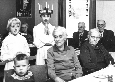 Lucia och tärna Lena Bottner och ? Lundberg. I bakgrunden Elsa Hultgren. Till höger: ? Bergström och  Eskil Johansson 
Storebro   T.E.