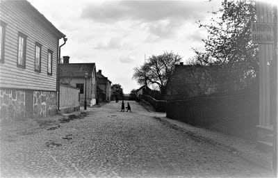 Kyrkogårdsgatan söderut. Bilden är tagen i början av 1900-talet, inget av husen på bilden finns kvar idag och kullerstenen, naturstenen, är ersatt av huggen gatsten. (Bildid. 7353)