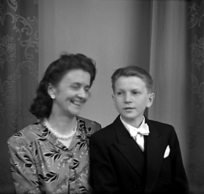 Fru Göran Karlsson och son 
