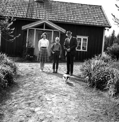 Sixten Falleskog med dotter och barnbarn 1967  
Perstorpet som ligger vid Vilsjön på vägen mellan Falla och Gryssebo 