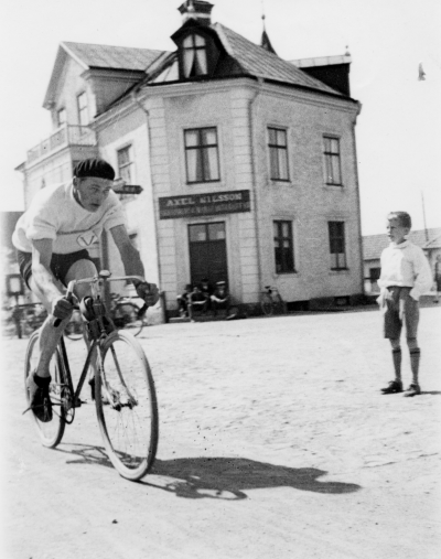 Helge Magnusson  tävlar på cykel, passerar Södra Vi.        