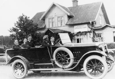 Taget troligen i Södra Vi  Från vänsster 1. Erik Andersson ( Eken ) 2. Erik Hultman Tidningsman ( Gädda ) 3. Gustav Thorén Bodbiträde 4. Vilhelm Wenström Affärsinnehavare 5. Erik Jaensson Elektriker.  Bilen Horsche 1920 ägare Vilhelm Wenström . Fälgarna på bilen av hickory    