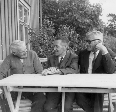 Från  vänster 1. Viktor Haak  (före detta  kantor)  Lönneberga, 2. Thorvald Eriksson, Vimmerby,  3.  Per Thulin, antikvariatbokhandlare Lidingö.  Bilden tagen hemma hos Haak i Lönneberga. 