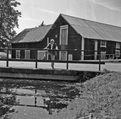 Östra Tullportsgatan

Dok.110413/KG

Älåkra kvarn 1977, nerlagd 1971. I början på 1900-talet mjölnare Johansson, som var söndagsskolelärare på Salemkapellet. På 1960-70 talet var Erik Karlsson kvarnägare. Siste mjölnare var Lennart Jonson,  Vid räcket Kurt Helander har hand om dammen och sköter dammluckorna åt staden, har sin bostad intill dammen. Siste mjölnaren hette Erik Karlsson hans fru hette Ingrid. 
