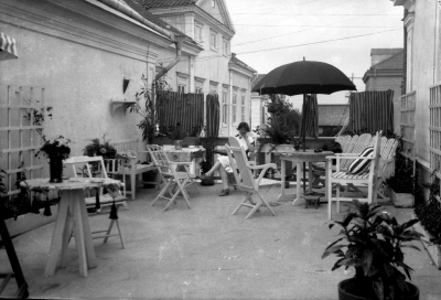 Häradsdomare Hanssons balkong, 1928. Gamla tingshuset vid torget, Rådhuset ses i bakgrunden till vänster.



Dok.070711/RS