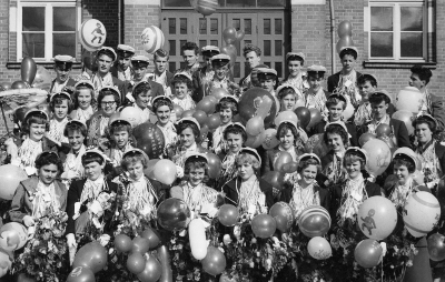 Realskoleexamen i Vimmerby.  1. Bertil Ingmarsson, 2. Roland Waern, 5. Åke Sandström,  9. Stig Magnusson, 10. Sven Gunnar Sääv, 11. Lars Erik, 13. Bengt Aronsson, 14. Ylva,  16. Anita Lindblad, 17. Berit Anmar, 18. Birgitta Niklasson, 19. Solveig Björk, 20. Solveig Liljeblad Bernzelius,  22. Margareta, 23. Birgitta Svensson. 24. Lars Widestrand,  27. Anita Lind "Lindwall", 28. Sonja Sand,  32. Linnea Ahlstrand, 33. Berit Hermansson 34 Guje 35 Birgitta Swense´n - Bäckström, 36. Gun-Britt Hasselqvist, 38. Marianne Isberg "Ivarsson",   40. Gunilla Sonnerby ( Grönqvist . 