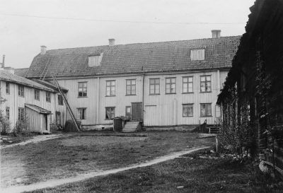 (Ählströmska), ( Lanströmska ?), (Palmgrenska) gården vid Oscar II:s gata (Storgatan). Tidigare använd för kombinerad handel o. jordbruk. T.v. flygel för personalen.   T.E.
