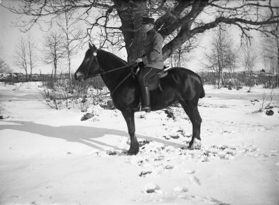 Troligen Edvin Krönmark, bonde och söndagsskollärare.
Kommunalnämndsordförande i Södra Vi kommun. Far till landshövding Erik
Krönmark, han var född i Koppetorp Frödinge.

Dok.090311/SJ