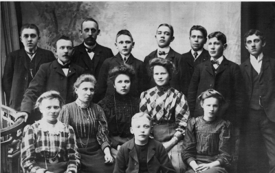 National omkring 1910: Herrar fr vä: Hugo Johansson, Edvard Varvén, Johan Adolfsson, Rickard Olofsson, Eskil Johansson, Ivar Wettermark, Lind, Daniel Johansson, Damer fr vä Alice Wettermark, Hulda Blomkvist, Judit Johansson, Ingegerd Wettermark, David Karlberg och Ingrid Elg