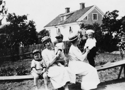 1. Per Wenström, bankman 2. Fru Gerda Wenström, 3. Fröken Andersson, 4. Fröken Anderssons son.       