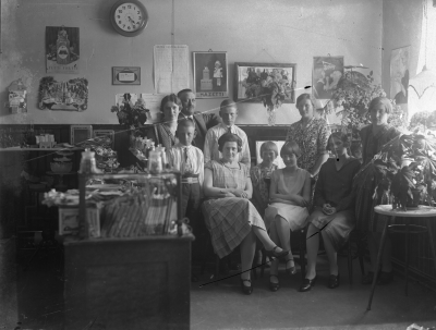 Familjen Waern i Cafélokalen vid Stora torget.
Waerns Café

Startade ursprungligen på Storgatan 25, kv Anden 2 (nuvarande Komedianten) 1911 av Ragnar och Emma Waern
Cafeét ligger kvar på samma plats fram till 1925 då det flyttar upp till övre våningen på fastigheten Göken 5, adress Stora torget 5. 
1927 övertar sonen Gösta Waern med fru Anna-Lisa rörelsen och i samband med detta, tas den nedre våningen i bruk för caféverksamheten och kommer att ha denna placering fram till caféepoken avslutas för gott 1976.
”Waerns hörn” är intimt förknippat med denna fastighet och många har stämt träff just här genom åren.



Dok.070817/RS