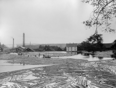 Trämassefabrik anlades i Storebro på 1890-talet men nedbrann och ersattes med en modernare, som dock nedlades på 1910-talet. Dessutom fanns sågverk med 3 ramar, spån och stavsåg kantverk, hyvleri mejeri och kvarn. Stångjärnsmedjan och smältsmedja med en France Comtehärd, gjuteri och mekanisk verkstad fanns vid sekelskiftet, och har utvidgats med båtbyggeri och tillverkning av verktygsmaskiner under 1950 - 1978.     T.E.