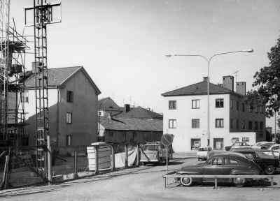 Drottninggatan - Rönnbärsgatan, Kvalitetsmöbler, bygges. Huset rakt fram Thornbergs. Låga längan i mitten, spannmålsaffär och till vänster Albert Johansson. I längans gavel fiskhandlare Karl Johansson "Sill-Kalle" och hustru Ragnhild.
Kvalitetsmöbler invigdes oktober 1973 