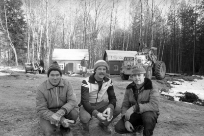 Sagobyn börjar byggas
Pelle Jalminger, Rein Soowik, Tommy Isacsson 