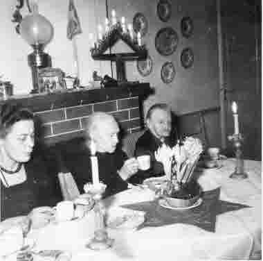 1. Elsie Erikson 2. Fru Ekebäck 3. Jenny Andersson, Linneágården.  