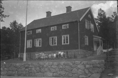 Barnhem Barnkoloni vid Krön
"Meddelande
På förekommen anledning får jag härmed bedja de lantbrukare, som på hösten 1927 skänkte en del timmerstockar för uppförande av barnhemsbyggnaden i Vennebjörke, vända sig till mig före den 15 april för utfående av den ersättning, vartill de kunna anse sig vara berättigade. Då jag ej vet om barnhemmets verksamhet kommer att fortsätta efter detta års utgång, vill jag hava klarhet i denna sak. Vimmerby den 21 mars 1940. Mimmi Ingeström"
Vimmerby Tidning 20/3 1940


Dok.070817/RS