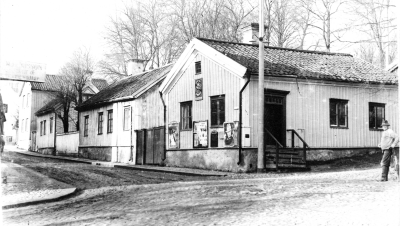 Storgatan från öster där Kyrkterassen nu finns, den byggdes 1929. Johan Palmér vid cykeln.   T.E.