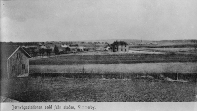Jernvägsstationen sedd från staden, Vimmerby. Till höger tegelbruket. Hallbergs var ännu inte byggt blev färdigt 1902 vid sekelskiftet.  