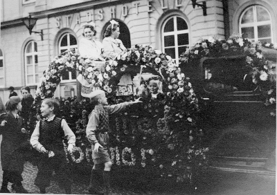 Hantverksparaden 1944.  5. Karin Lindeborg   8. Anne-Marie Jansson  9 Fru Asta Jonsson.