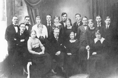 1. Einar Karlsson, skomakare  2. Sköld, folkskollärare  3 Edla Johansson 4. Bengt Evander, metallarbetare ( Beijers ) 5. Tora Lilja gift ?  6. Daniel Jonsson  
7. Vivan Österberg  8. Kantus Andersson, målare  
9. David Jonsson  10. Ingrid Lindblom   11.  Erik Karlsson,  biträde ( i kemikalieaffär )  12. Karl Karlsson,  affärsbiträde, sedan stadskassör  13. Karl Malmberg, fabrikör  14. Nanna Grönkvist gift Malmberg.  15. Hildur Jakobsson  16. Gustaf Lindblom, bokbindare  17. Elin Lilja gift Stockius  18. Karin Lilja gift Åberg.       