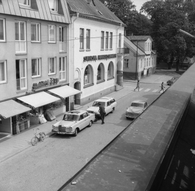 Storgatan 

Dok.110511/KG

Storgatan 1960-talet sett från Epas mjölkbar vid torget. I bakgrunden rektorsgården byggd 1826, blev 1950 lokaler till det då startade stadsbiblioteket, revs 1973.   T.E.