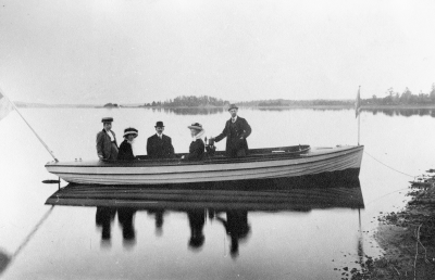 1911 på Krön  Från vänster 1) Fröken Svenson söndagsskollärarinna på Elimkapellet 2) Linneá Falk 3) Sven Falk 4) Fru Hammarlund 5) R. Hammarlund. Okänd