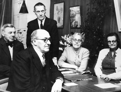 Sittande från vänster  1. Herbert Jonsson, stationsskrivare  2. Erik Jacobsson, skräddare  3. Alva Karlsson, fru ( Skillingarum )  4. Ester Green, fru  (Älåkra)  Stående Thorvald Eriksson, bibliotekarie.  