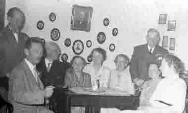  70-årsdagen den 13.6  54.    Thor Wahlberg, Erik Wahlberg,  Gunnar Gunnarson,  Sigrid Wahlberg,  Greta Gunnarson, Lisa Janson,  John Janson, Kerstin Kronwall och  Olga Wahlberg.      
