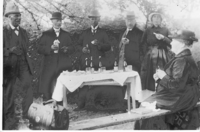 Från vänster.  1. ?.  2. Adolf Eriksson, kontrollör vid järnvägen. 3. Oscar Thunberg, chaufför. 4. Ossian Ericsson, målare ( broder till Adolf ). 5. Fotograf Fröken Bengtsson. 6. Fru Josefine Ericsson.           