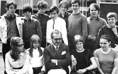 Vimmerby grundskola, Översta raden från vänster, 1. Nils Thunbjer, 2. Mikael Fasth, 3, Conny Rädin, 4. Anders Svensson, 5. Lage Norell, 6. Magnus Brogren, 7. Thomas Karlsson, 8. Urban Svensson,  9. Chris Elg .g. Cronholm 10. Mona Thomson, 11. Olle Andersson fil. magister, 12. Staffan Rubensson, 13. Leni Hasselqvist. 