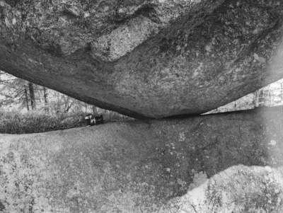 Runkesten i Rumskulla obs. vilken liten yta stenen vilar på! 