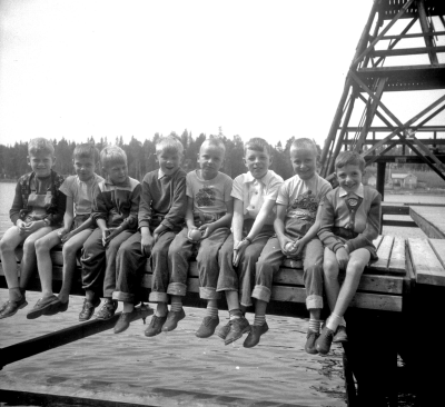 Nossenbadet simskola
Fr v 1, 2, Bertil Jansson 3, 4 Bo Nilsson, 5 Krister Sandin, 6 Göran Nilsson, 7 Kenneth (eller Kent) Sandin, 8 Jürgen Berthold.

Dok.110208//KG