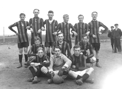 Stående från vänster. 1.  Sven Karlsson  2,  Helge Karlsson  3. Helge Ringholm  4. Nils Tolf ( Gamleby )  5. Axel Hallberg  6. Gösta Larsson  Mellersta raden från vänster.  7. Einar Fransson 8. Natanael Magnusson  9. Erik Holst. Raden längst fram från vänster.  10. Karl Frisk, 11. Gustav Svensson "Fiskarn" död 1978,  12.  Hilding Folkesson      Okänd     1 död 1925  3 Tapetserare sedan vaktmästare, Tingshuset  5 Träarbetare  6 Redaktionssekreterare Kristinehamn, "Bläsen"  7 "Kirre"  8 Snickare  9 Murare  10 Apoteksbiträde  11 Gustav Svensson "Fiskarn" död 1978.      