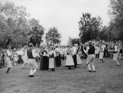 Midsommarafton Källängsparken.                   1 Ture Höghult Hultsfred Tjänsteman vid televerket,  2?, 3 Helge Karlsson Vimmerby ordförande. i danslaget Verkmästare,  4?,  5 Ylva Pettersson Vena Lärarinna,  6?,  7 Estride Karlsson Södra Vi Fru,  8?,  9 Tycko Karlsson Södra Vi Elektriker,     10?,  11 Gunnar Nilsson Vimmerby  Kontorist.  
