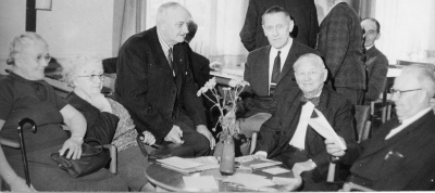 1. Elsa Linder,  2. Fru Agda Kempe, 3. Erik Kask före detta  åkeriägare,  4. Thorvald Eriksson, stadsbibliotekarie, 5. Erik Svensson, bokbindare, 6. ?   7. Ragnar Andersson, Vidersborg, 8. Axel Nilsson, Aby Vimmerby.    