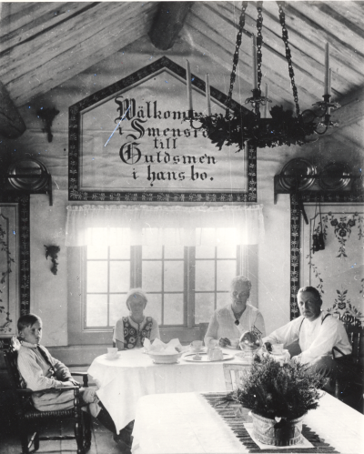 Bilden tagen i Pålssons sommarstuga vid sjön Verveln. 1 Seved  2 Carola Pålsson  3 Anna Pålsson, Fru  4 Ludvig Pålsson, Guldsmed Vimmerby född 1878 död 1947. Brandchef, aktiv inom Hantverkarna och Hembygdsföreningen.