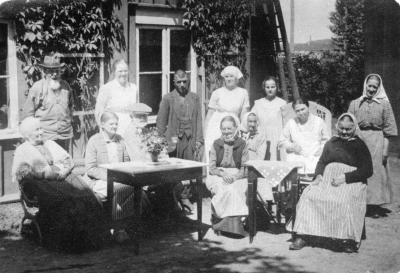 Grythult, Västra Tullen Ålderdomshemmet i Vimmerby, revs 1930. Stående övre raden:   3. Oskar Johansson, tattare på Trekanten.  12. Johanna,"samla i friden".  Sittande från vänster: Ljungkvist, vansinnig.  8 Fina Berg.  9 "Hilma med ögat".  10 Selma Blomqvist.  11 Karolina " Waffla".    T.E.