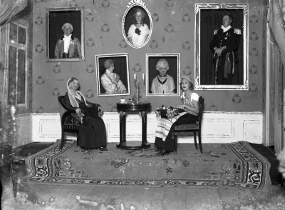 Sittande till vänster Fru Molinie, (Molini)
Astrid Lindgren, född Ericsson till höger.



