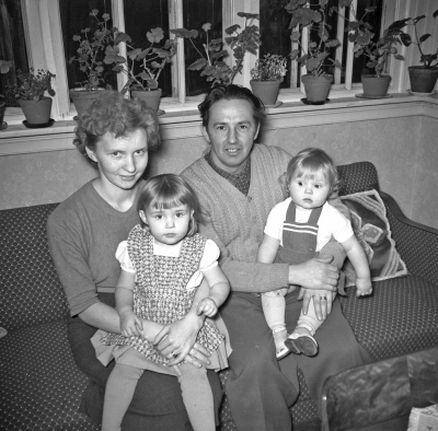 Oscarsson med familj

Dok.110210/KG