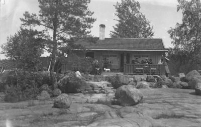 "Idyll vid sjön Krön.

Kaffestugan vid Krön.
1925 tog häradsskrivare Winqvist initiativet till kaffestugans tillkomst.
Majblommekommittén, med Fru Mimmi Ingeström i spetsen, satte fart på rörelsen.
För tre år sedan överläts kaffestugan till åkeriägaren Erik Kask, Vimmerby.
Själva kaffestugan är inredd till serveringslokal, avklädningsrum för damer samt kök, och uppe på taket har man anlagt en trevlig veranda"
ur: Vimmerby Tidning, 17/7 1940



Dok.070817/RS