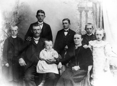 Johan Kask i Hultsfred med familj.  Sittande.  . Johan Kask  2. Harry Kask  3. Josephina Kask, fru.  Stående  1 Folke Kask, chaufför, Vimmerby  2. Rupert Kask U.S.A.  3. Erik Kask, trafikbilägare, Vimmerby  4. Oskar Kask - Leander, gummireperatör Vimmerby  5. Tekla Svensson, fru Vimmerby.           