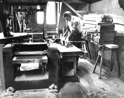 Bildtext: Rikthyvel.
Dokumentationsfotografering av tillverkningsprocessen på Snickargården.
Vårvintern 1988
Tillverkning av fransk pardörr.
Avbildade personer:
Tönnes Andersson
Bernth Ericsson
Lillan Ericsson
Alvar Andersson
Bildmaterialet användes senare till en skärmutställning om Snickargården som visades på Vimmerby Bibliotek