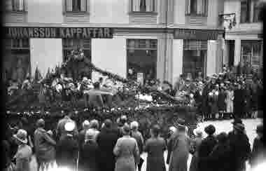 Firande av Barnens dag
Norrtullsgatan, mot torget. Carl Johanssons klädaffär