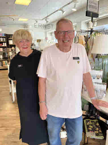Kajsa och Hans-Lennart Swahn i sin butik. Den har haft några olika namn: Helge Swahns, Duka, Önska