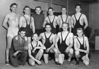 Allan Gustafssons egen dokumentation: " VABK:s lag 1952.  Svasse Svensson, Arnold Viktberg, "Botte" Jonsson, Lennart Jonsson, Allan Gustafsson, Åke Båving, sittande Jean Berggren, Tage Hallberg, Arne Gustafsson, Bo Strömgren. Brottare