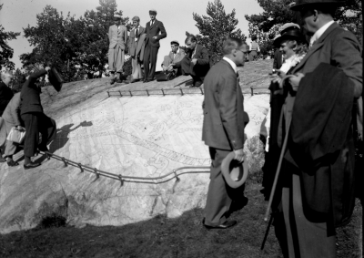 Sigfrids hällristning, Sundbyskolan. Läroverksutflykt

Dok.090625/SJ