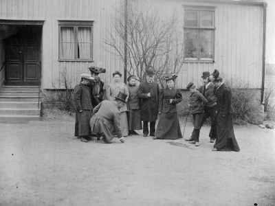 Stående. Britta, Nanny, Gertrud, Kerstin, O.G., Sigrid, Torsten, Otto Wahlberg, Eva Edlund ( sed. gift m. T.A. )  Spelande kula. 