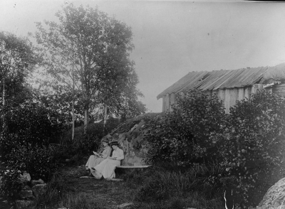 Knabbarp  Ki o Kaja vid badstället sommaren 1910.          