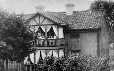 Fr.v. Selma Karlsson, 2 Anna Rundqvist, 3 Anna Rundqvist (Oskarshamn), 4 Axel Rundqvist, 5 Lars Rundqvist, 6 Carl Rundqvist, 7 Elsa Rundqvist, 8 Hilda  Rundqvist, Nedre veranda 9 Ada Håkansson-Berg Rönnbärsg. 17 